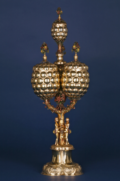 Der Vierfache Traubenpokal wurde von dem Osteroder Goldschmied Christoph Uder gefertigt anlässlich der Einnahme der Huldigung 1946 durch einen Vertreter Herzog Christian Ludwigs. Das von Celle aus regierte Herrschaftsgebiet reichte damals bis an den Harz.