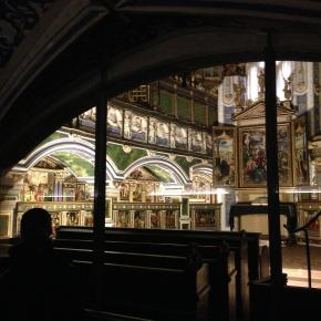 Blick aus dem seit 1995 verglasten Besucherraum in die Schlosskapelle. (Foto: NLD, Behrens)