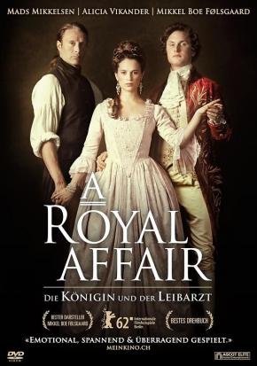 DVD-Cover des Films "Die Königin und der Leibarzt". Zu sehen ist Caroline Mathilde (Alicia Vikander) mittig. Sie reicht ihre rechte Hand Struensee (Mads Mikkelsen) und ihre linke Hand Christian VII (Mikkel B. Folsgaard)