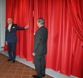 Der damalige Landschaftspräsident Götz v. Hohnhorst und Andreas Graf v. Bernstorff enthüllen die Galerie der Celler Herzöge, eine Leihgabe der Landschaft des vormaligen Fürstentums Lüneburg