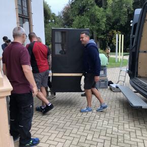 Die restaurierte Sänfte kehrt ins Schloss zurück.