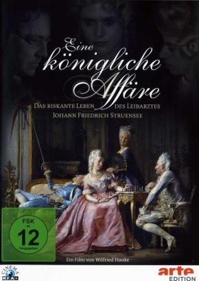 DVD-Cover des Films "Eine königliche Affäre". Zu sehen ist der Ausschnitt eines Gemäldes mit einer Frau im rosafarbenen Kleid (Caroline Mathilde), die mit einem Herren Schach spielt (Struensee). Im Hintergrund ein weiterer Mann und eine Frau