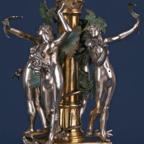 Mittels Druck stieg die Flüssigkeit, z.B. Wein oder Wasser, in den Schaft empor, um dann aus den Brüsten der Nymphen – Allegorien der vier Elemente – zu spritzen.