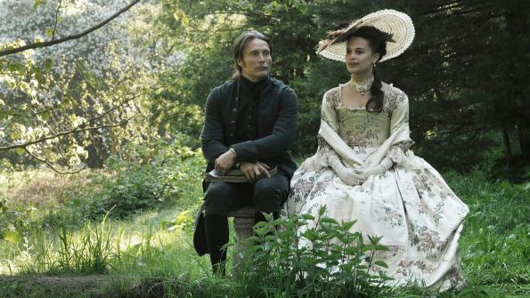 Ausschnitt aus dem Film "Die Königin und der Leibarzt": Struensee und Königin Caroline Mathilde sitzen nebeneinander im Grünen