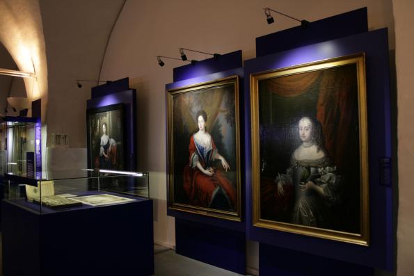Zugleich ließ diese Herangehensweise aus tragischen Einzelschicksalen Spiegelbilder ihrer Zeit werden unDie spannenden und zugleich bewegenden Lebensläufe der beiden Frauen ließen die Ausstellungsbesucher*innen in die Welt barocker Fürstenhöfe eintauchen.